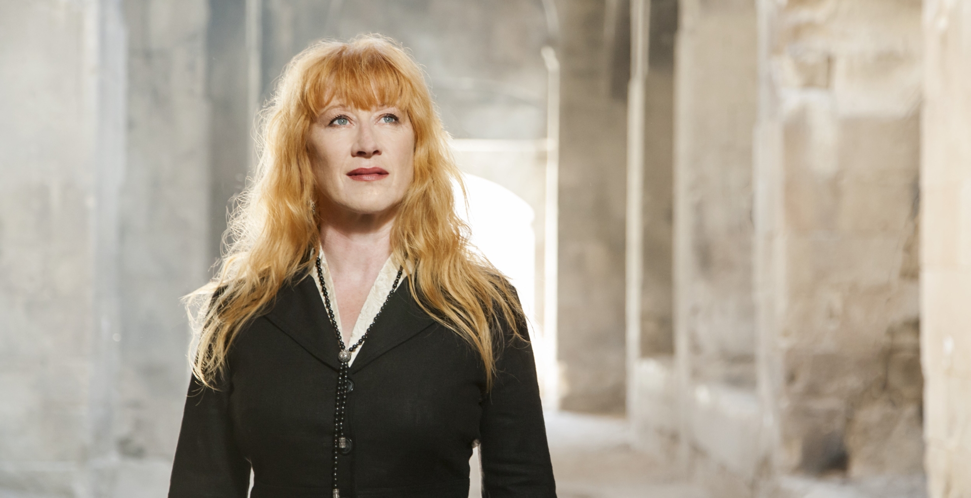 L’icône de la musique du monde Loreena McKennitt intronisée au Panthéon des auteurs et compositeurs canadiens