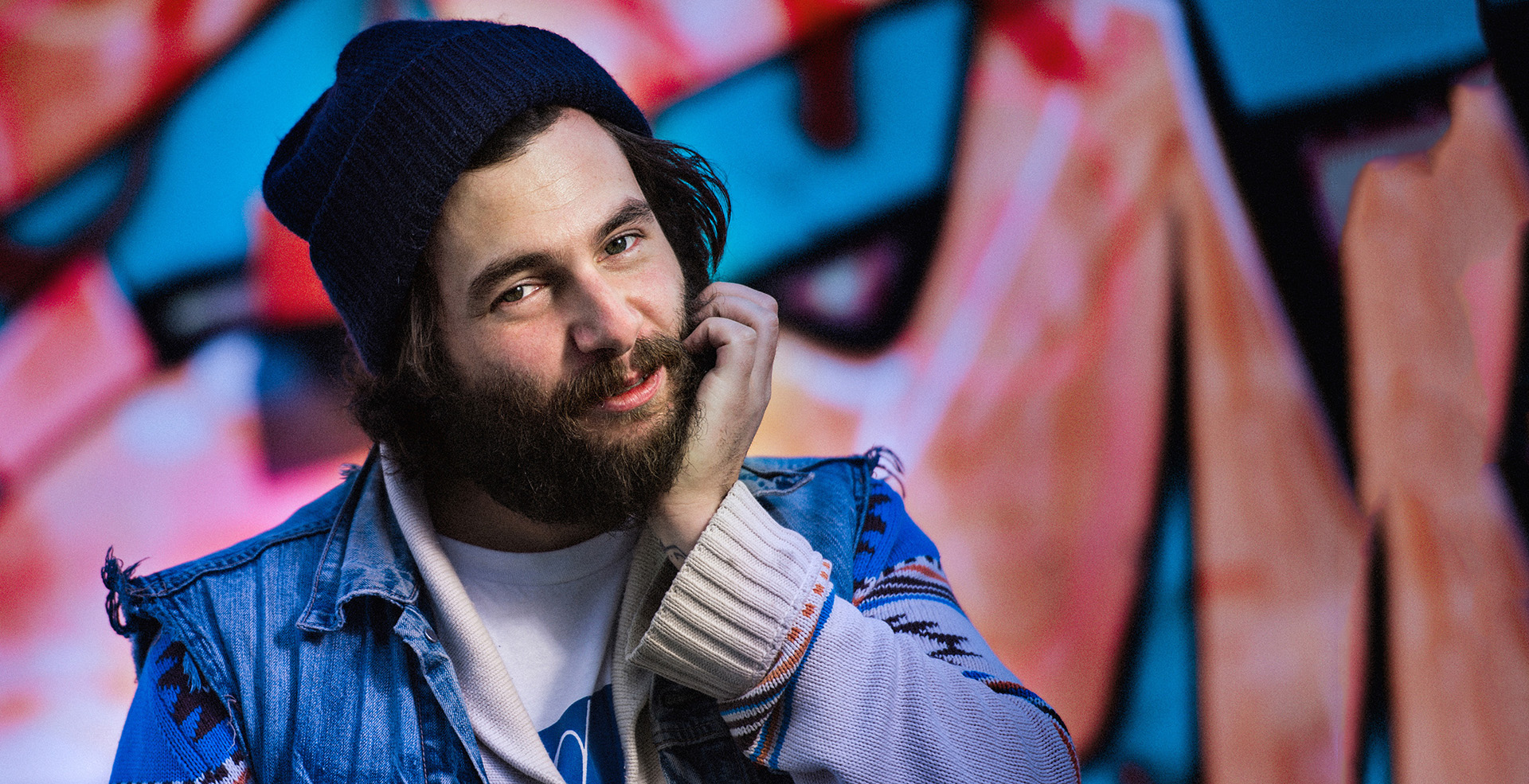 Adam Baldwin : lancé sur le tard, premier album solo le propulse à l’avant-plan