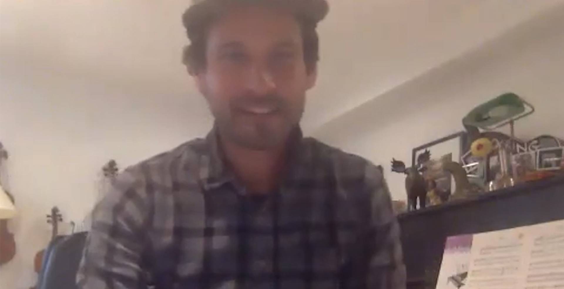 Entrevue vidéo : À la maison en compagnie de Sam Roberts