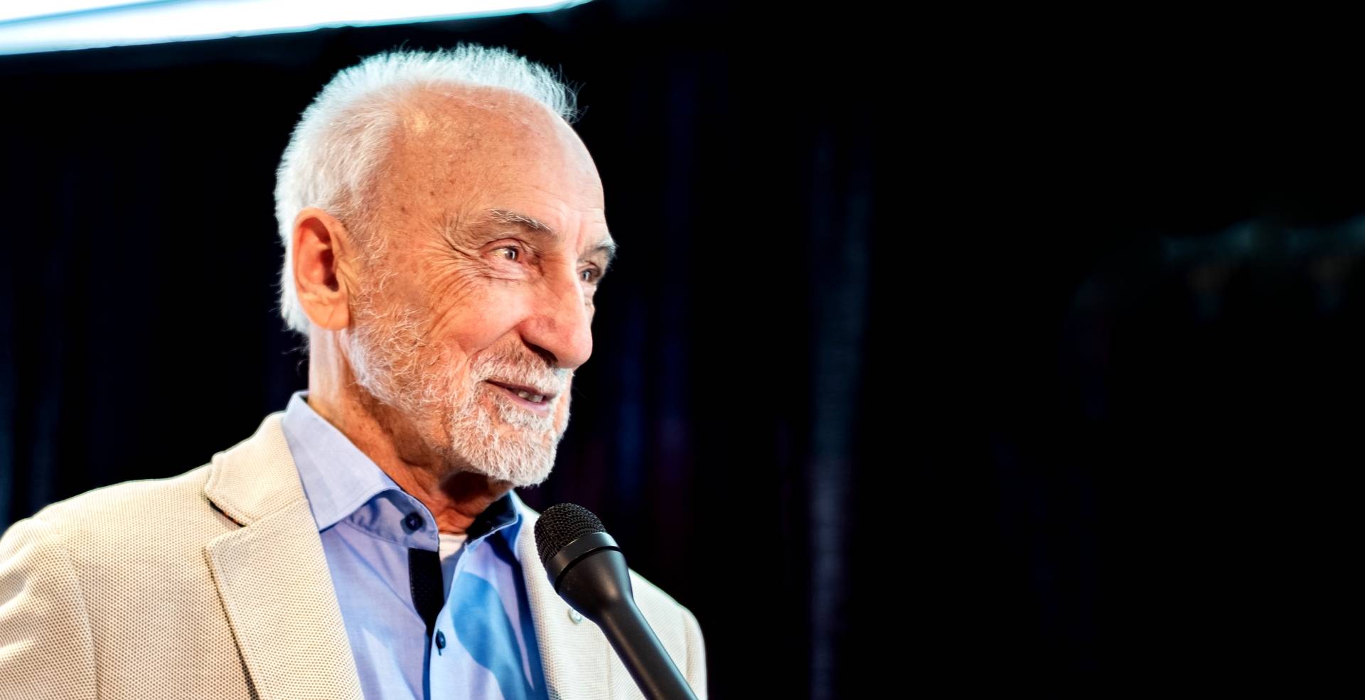Entrevue avec Yvon Deschamps : « Aimons-nous » intronisée