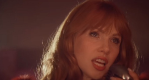 Vidéo, «Don't Leave Me On The Dance Floor», par Carly Rae Jepsen.